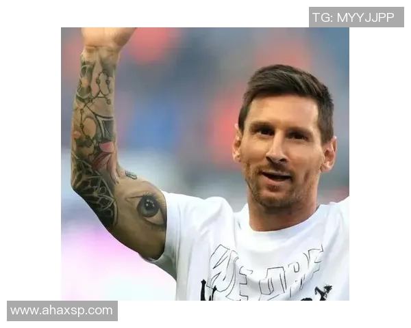 后背纹身与足球明星的女孩展现青春与梦想的完美结合